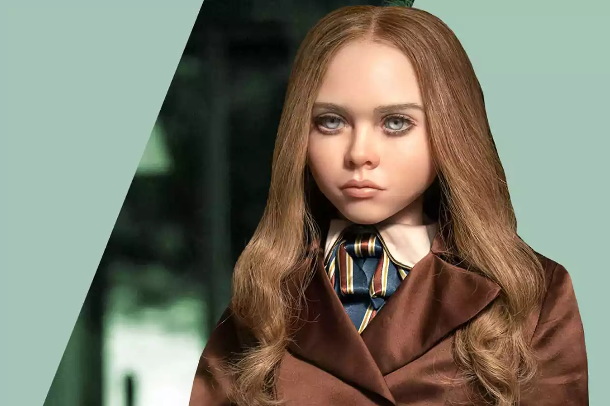 Muñeca con cabello largo y rubio, ojos grandes y expresión seria, vestida con saco marrón y corbata a rayas sobre fondo verde.