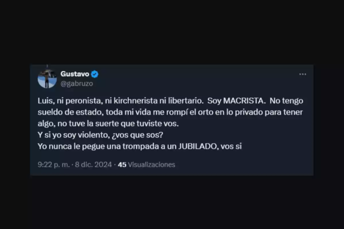 Screenshot of a tweet where a person named Gustavo expresses his political stance and defends his work in the private sector, distinguishing himself from other sectors and accusing another user of having assaulted a retiree. Screenshot of a tweet where a person named Gustavo expresses his political stance and defends his work in the private sector, distinguishing himself from other sectors and accusing another user of having assaulted a retiree.