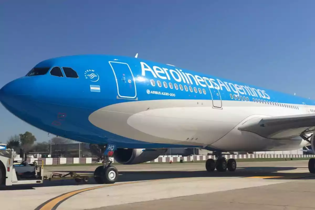 Avión de Aerolíneas Argentinas en pista listo para despegar bajo un cielo despejado