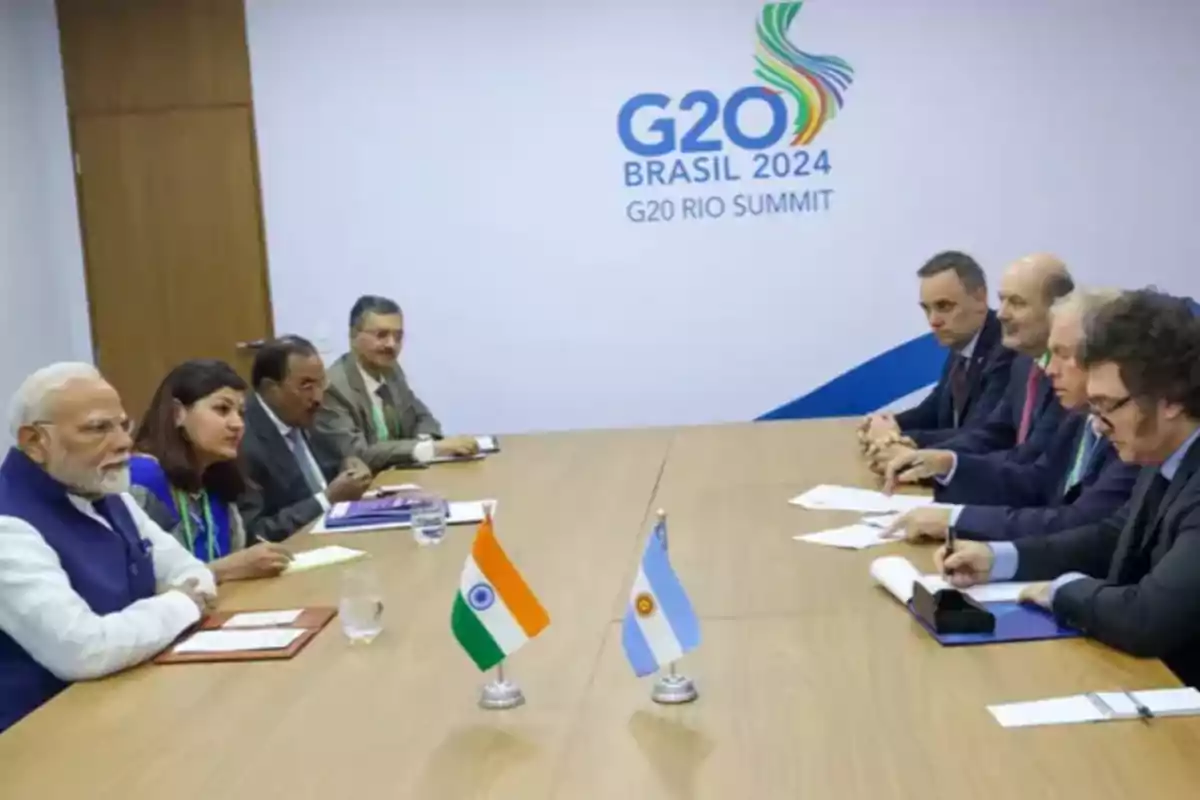 Reunión bilateral entre delegaciones de la India y Argentina en una sala de conferencias durante la cumbre del G20 en Brasil 2024 con banderas de ambos países sobre la mesa Reunión bilateral entre delegaciones de la India y Argentina en una sala de conferencias durante la cumbre del G20 en Brasil 2024 con banderas de ambos países sobre la mesa