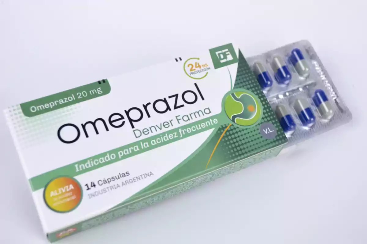 Box of Omeprazole Denver Farma 20 mg with 14 capsules and visible blister on the side Box of Omeprazole Denver Farma 20 mg with 14 capsules and visible blister on the side