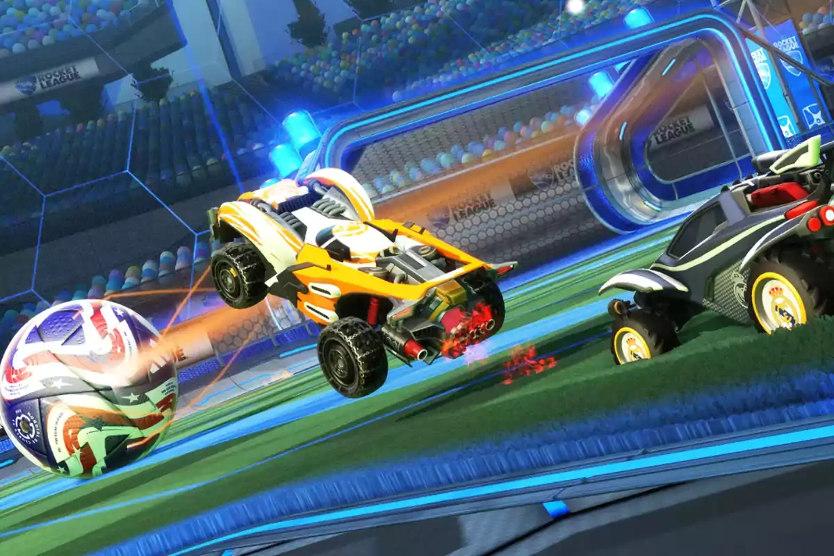 Dos autos de colores brillantes compiten por golpear un balón en una cancha futurista del videojuego Rocket League Dos autos de colores brillantes compiten por golpear un balón en una cancha futurista del videojuego Rocket League