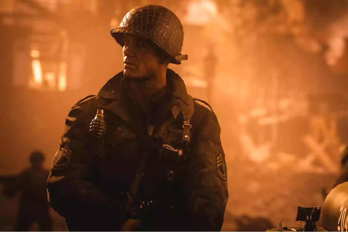 Soldado con casco y uniforme militar en un ambiente de guerra con fondo anaranjado y humo Soldado con casco y uniforme militar en un ambiente de guerra con fondo anaranjado y humo