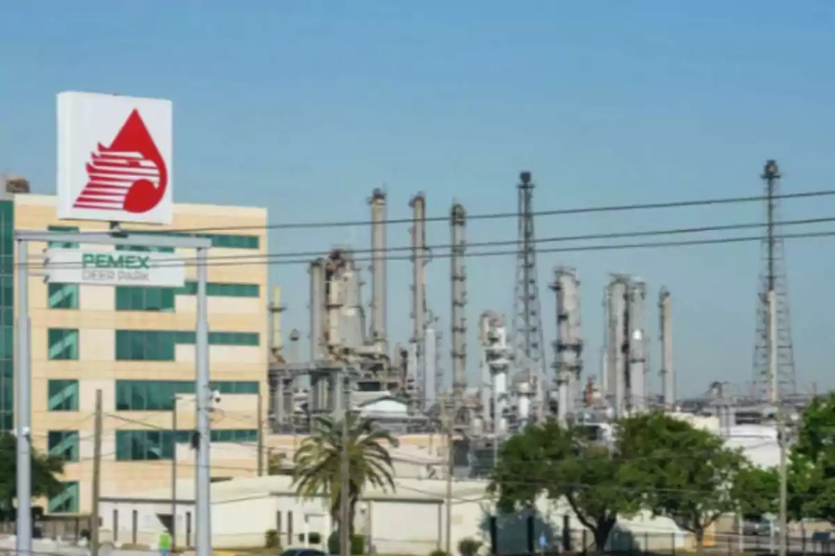Refinería de Pemex Deer Park con edificio de oficinas y torres industriales al fondo en un día soleado