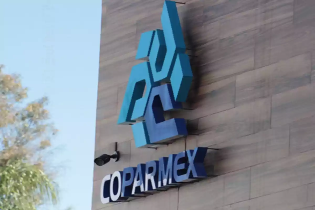 Logo de COPARMEX en la fachada de un edificio con fondo de cielo y árboles