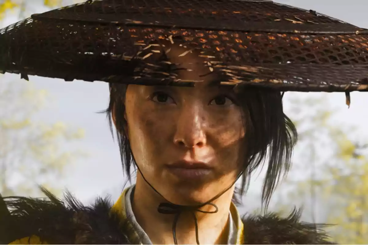 Primer plano de una persona con el rostro sucio usando un sombrero tradicional de paja y mirando fijamente hacia el frente
