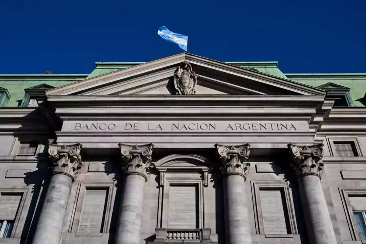 Facade of the Bank of the Argentine Nation with columns and the Argentine flag waving at the top