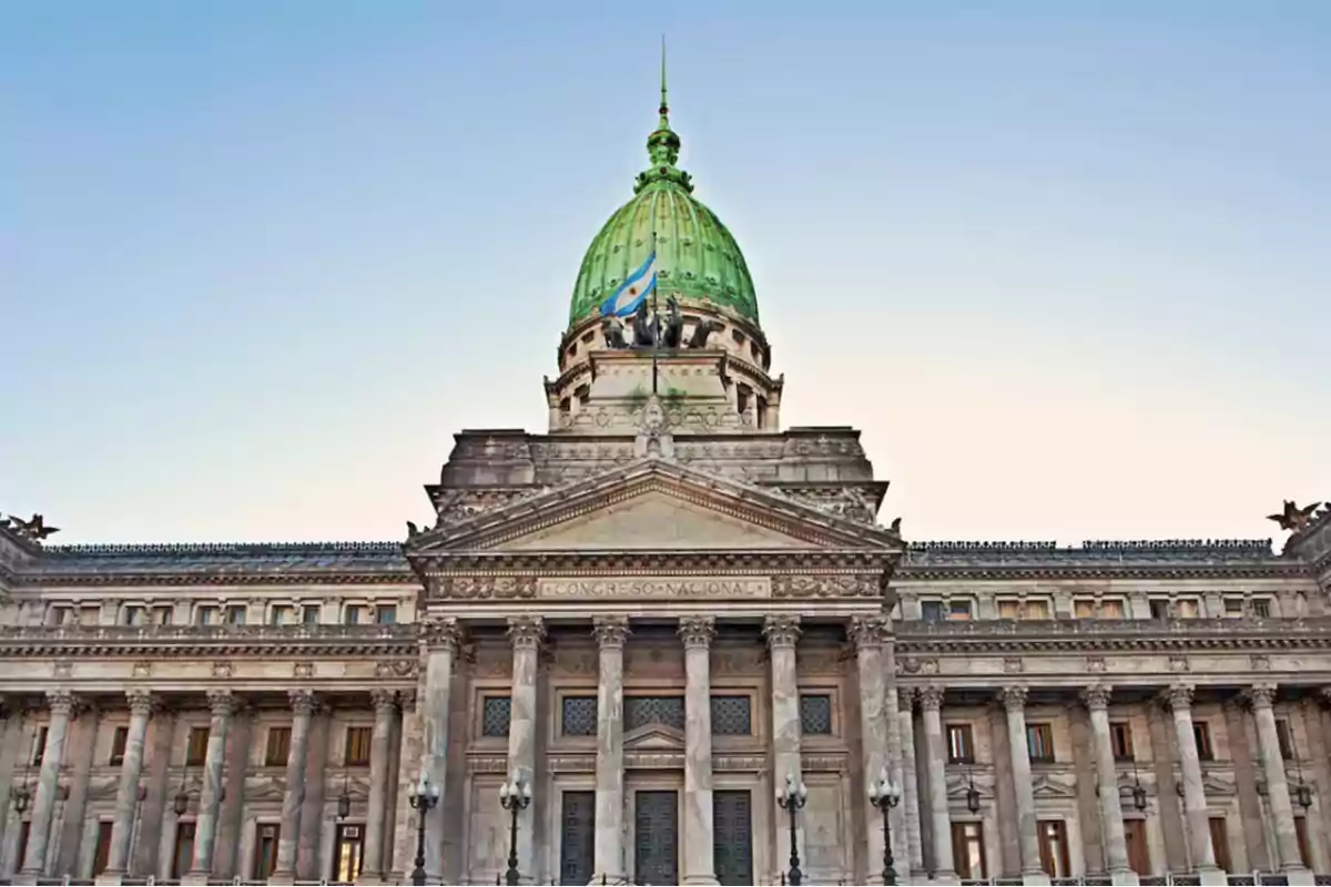 Facade of the Argentine National Congress with a green dome and the Argentine flag waving