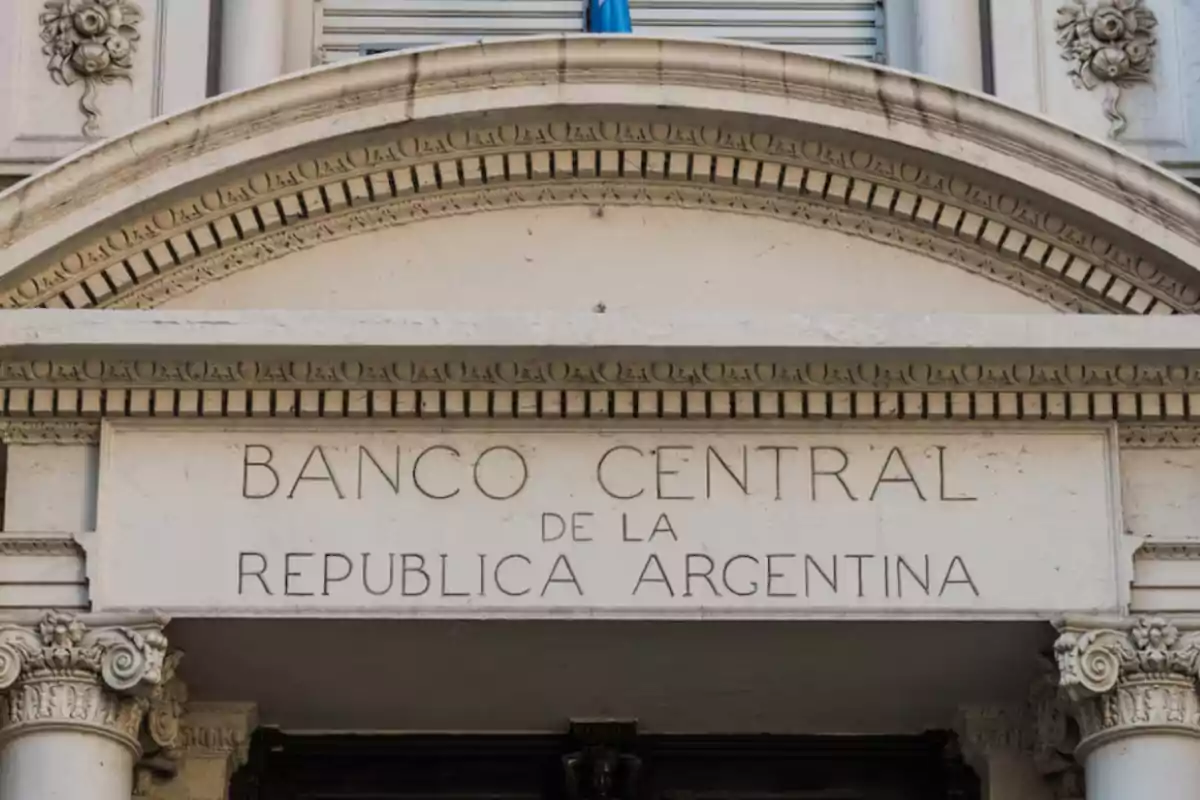 Fachada del edificio del Banco Central de la República Argentina con detalles arquitectónicos clásicos