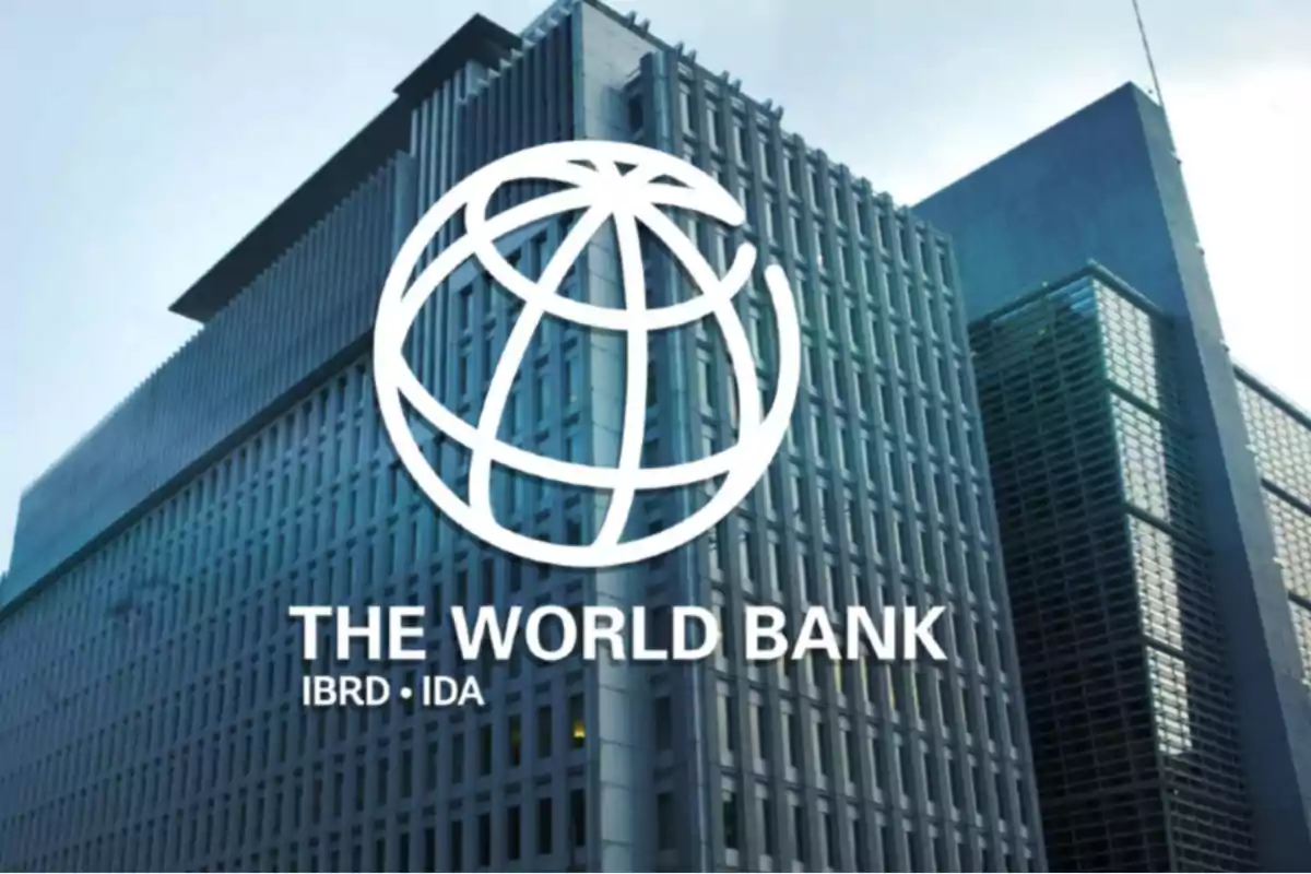 Edificio moderno con el logotipo y el nombre del Banco Mundial en letras blancas