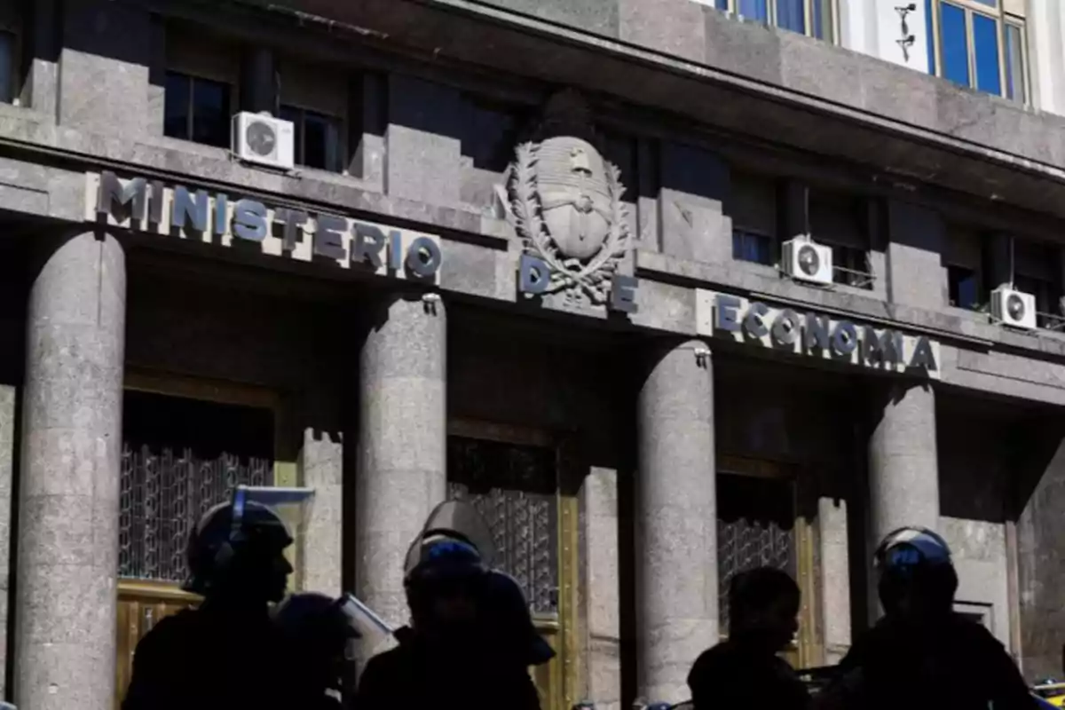 Fachada del Ministerio de Economía de Argentina con presencia de policías en la entrada Fachada del Ministerio de Economía de Argentina con presencia de policías en la entrada