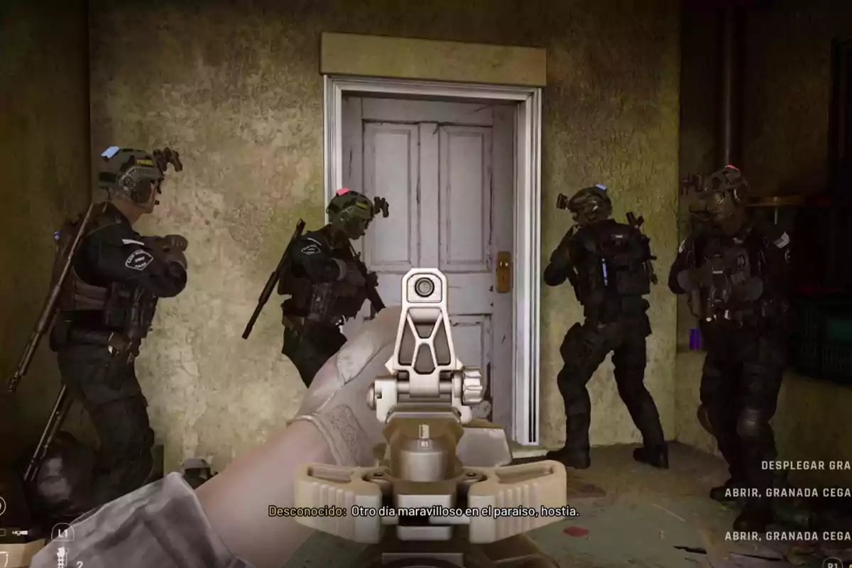 Un escuadrón táctico armado se prepara para irrumpir en una habitación mientras el jugador apunta su arma hacia una puerta blanca en un videojuego de disparos en primera persona Un escuadrón táctico armado se prepara para irrumpir en una habitación mientras el jugador apunta su arma hacia una puerta blanca en un videojuego de disparos en primera persona