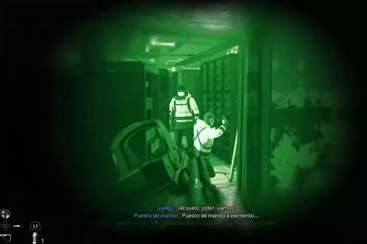 Vista nocturna en un videojuego táctico donde un personaje armado apunta a dos personas, una de ellas con las manos en alto en señal de rendición Vista nocturna en un videojuego táctico donde un personaje armado apunta a dos personas, una de ellas con las manos en alto en señal de rendición