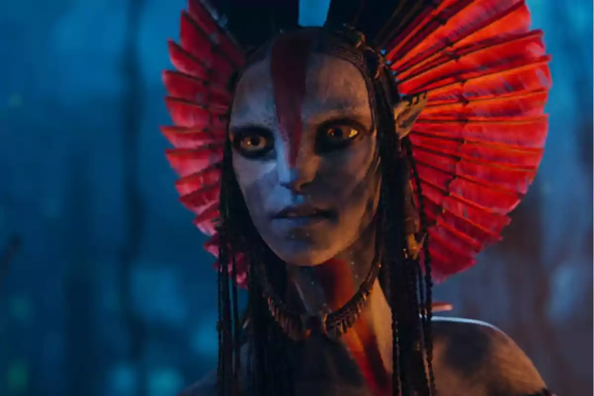 Personaje azul con orejas puntiagudas y tocado rojo en un entorno de fantasía iluminado en tonos azules Personaje azul con orejas puntiagudas y tocado rojo en un entorno de fantasía iluminado en tonos azules