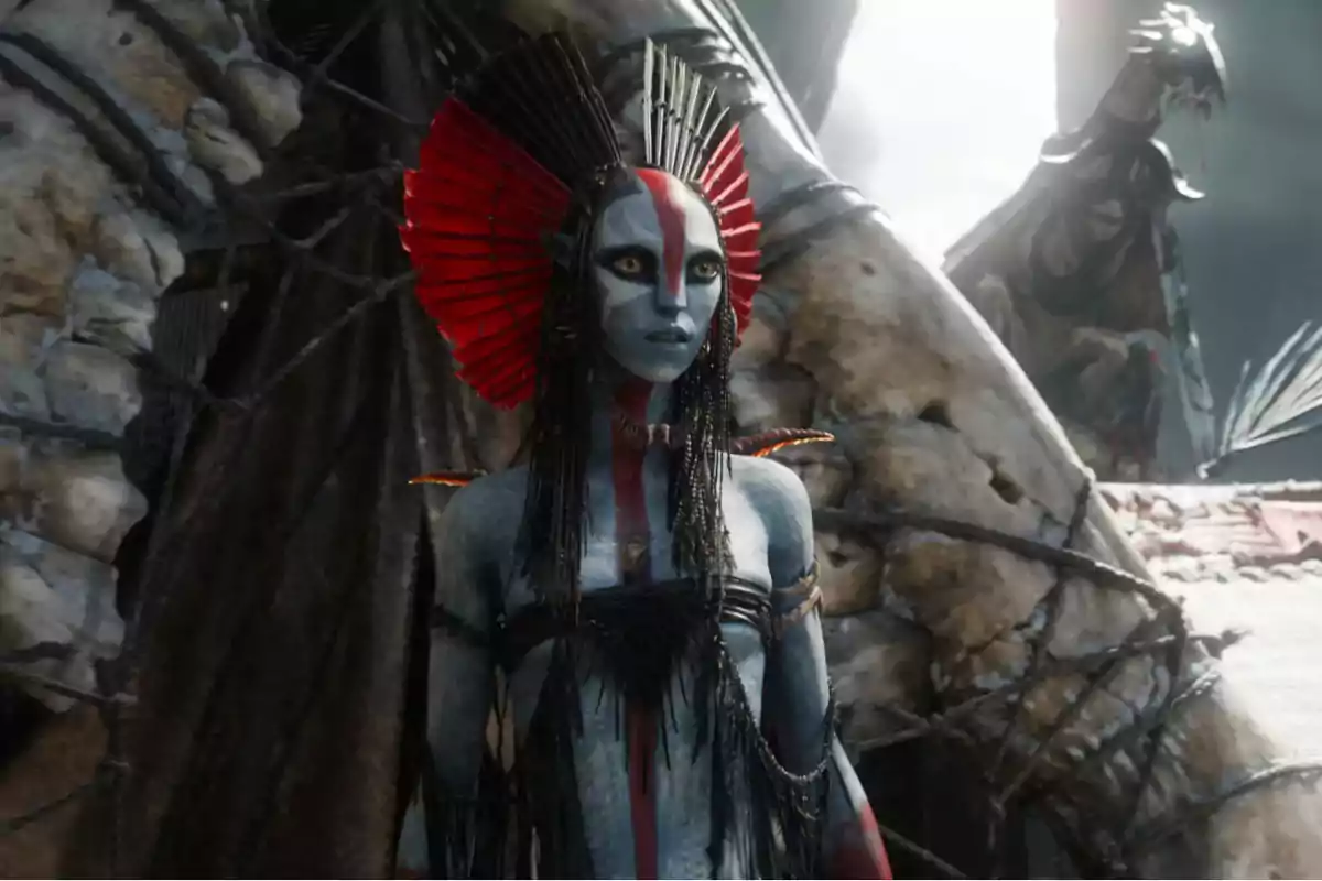 Mujer de piel azul con adornos tribales y tocado rojo y negro, de pie frente a una estructura natural en un entorno fantástico