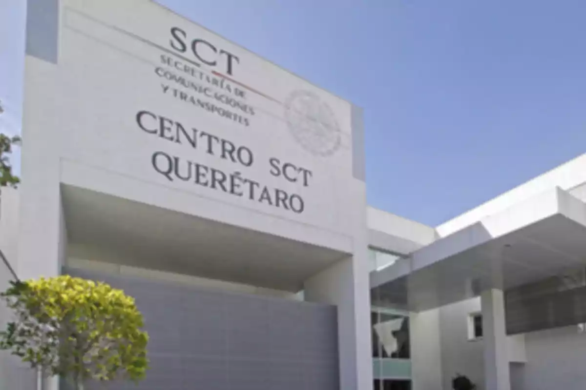 Edificio blanco del Centro SCT Querétaro con letras grandes en la fachada y cielo despejado Edificio blanco del Centro SCT Querétaro con letras grandes en la fachada y cielo despejado