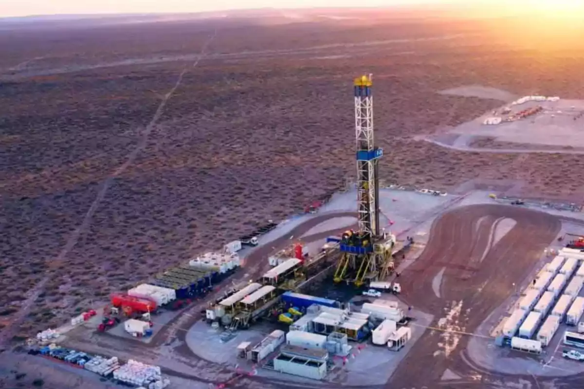 Vista aérea de una plataforma petrolera en medio de un paisaje desértico al atardecer Vista aérea de una plataforma petrolera en medio de un paisaje desértico al atardecer