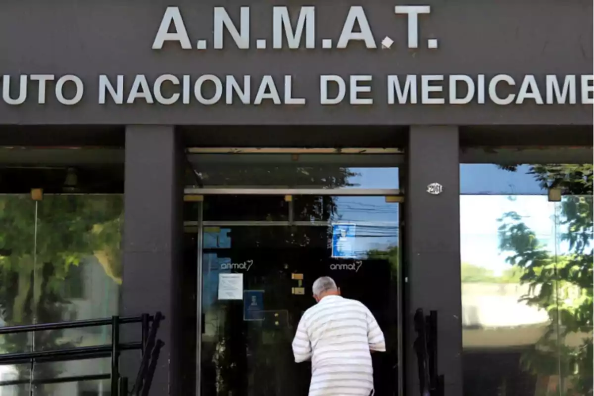 Un hombre de espaldas entra al edificio de la ANMAT en un día soleado Un hombre de espaldas entra al edificio de la ANMAT en un día soleado