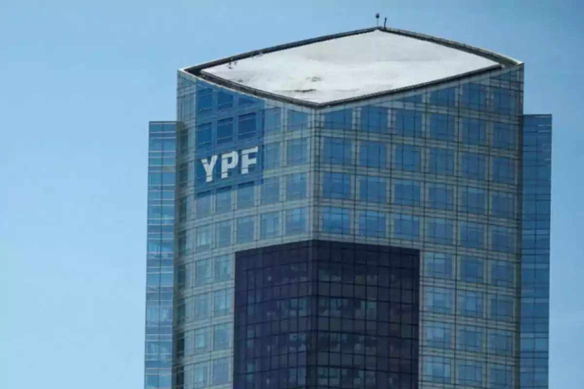 Edificio de oficinas moderno con la palabra YPF en la parte superior y cielo despejado de fondo Edificio de oficinas moderno con la palabra YPF en la parte superior y cielo despejado de fondo