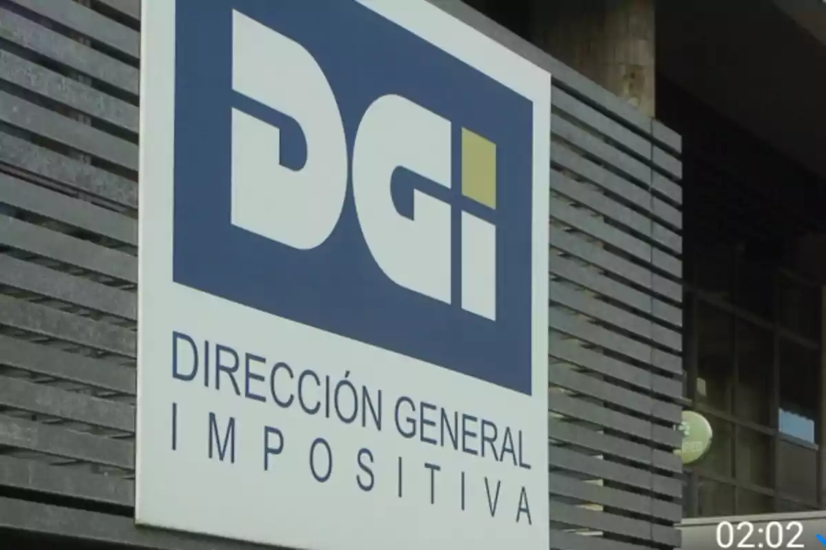 Cartel de la Dirección General Impositiva en la fachada de un edificio Cartel de la Dirección General Impositiva en la fachada de un edificio