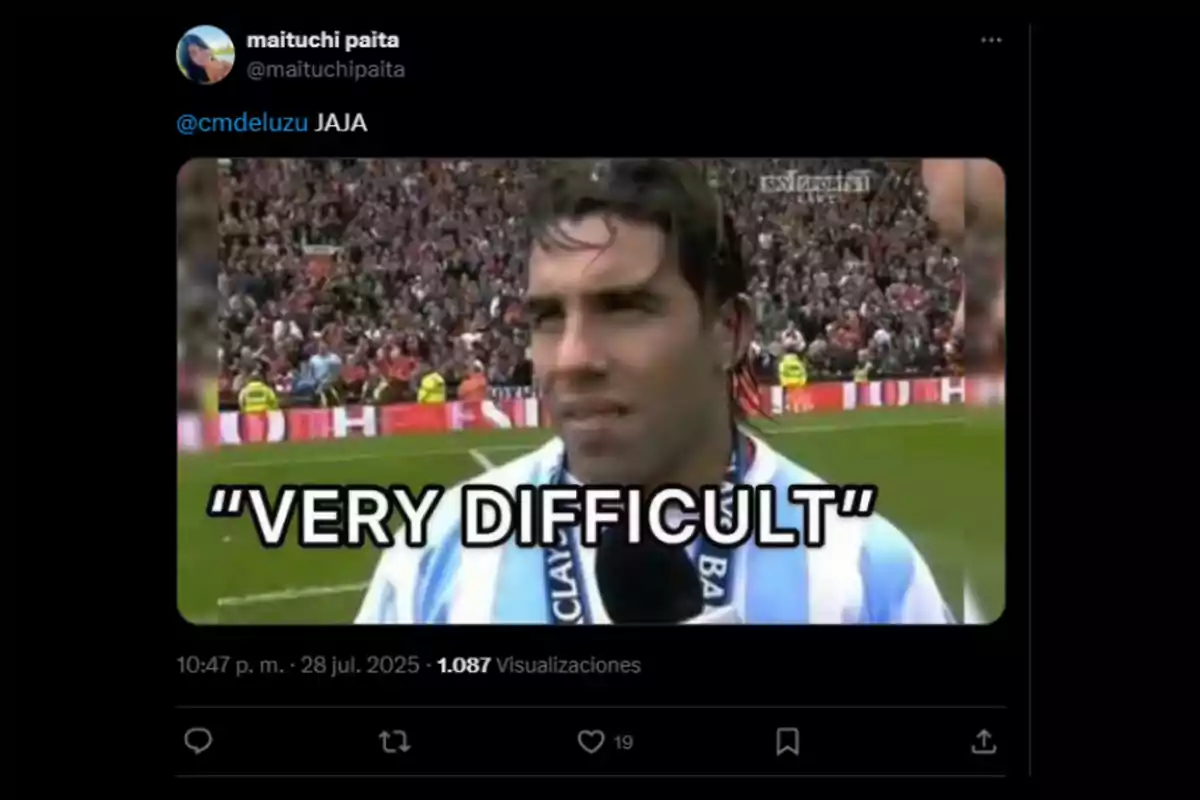 Futbolista con camiseta celeste y blanca dando una entrevista en el campo con la frase Futbolista con camiseta celeste y blanca dando una entrevista en el campo con la frase
