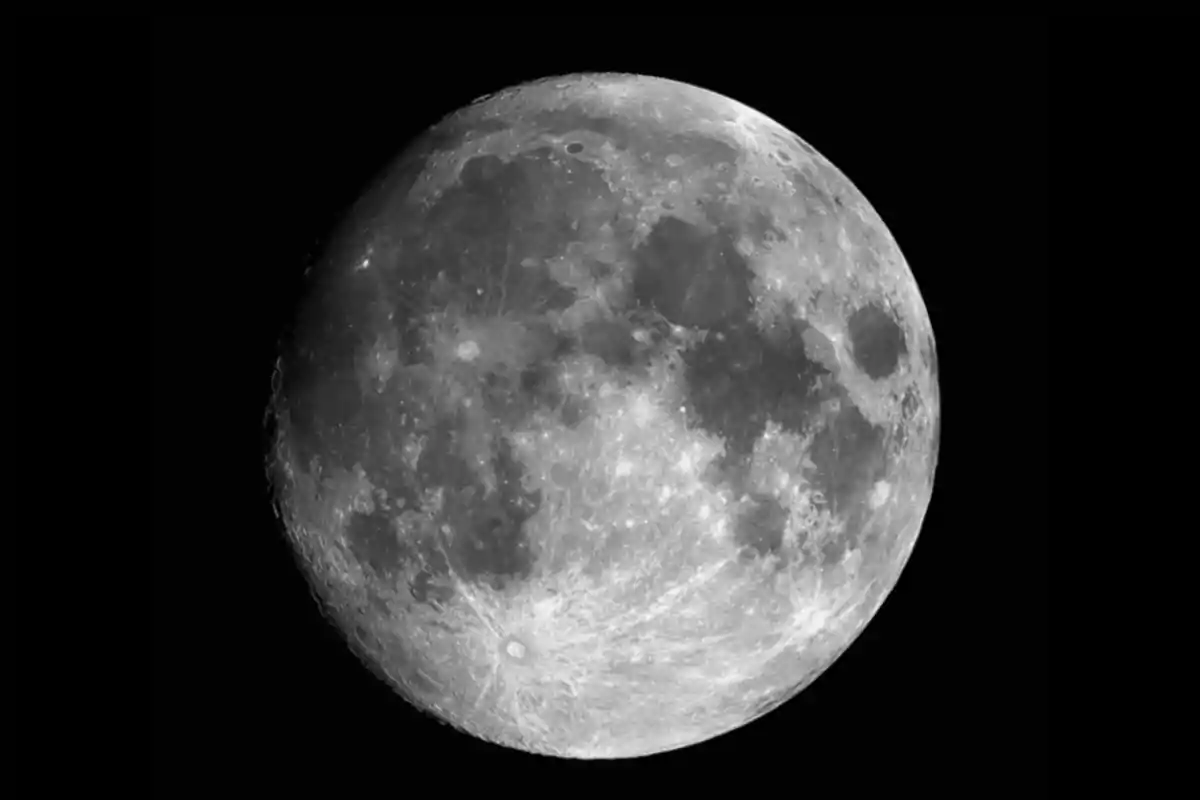 Fotografía en blanco y negro de la luna llena con detalles visibles de cráteres y mares lunares sobre un fondo negro Fotografía en blanco y negro de la luna llena con detalles visibles de cráteres y mares lunares sobre un fondo negro