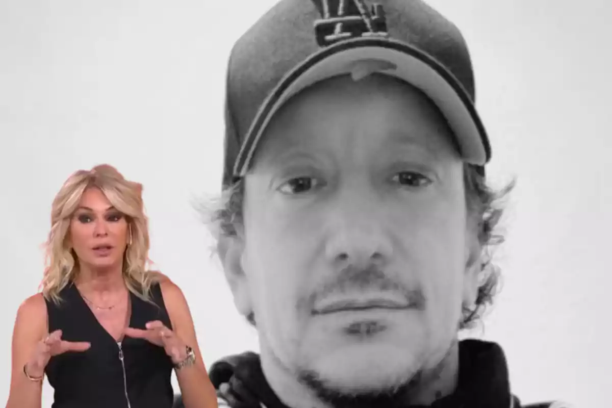 Mujer rubia hablando con las manos al frente de una imagen en blanco y negro de un hombre con gorra