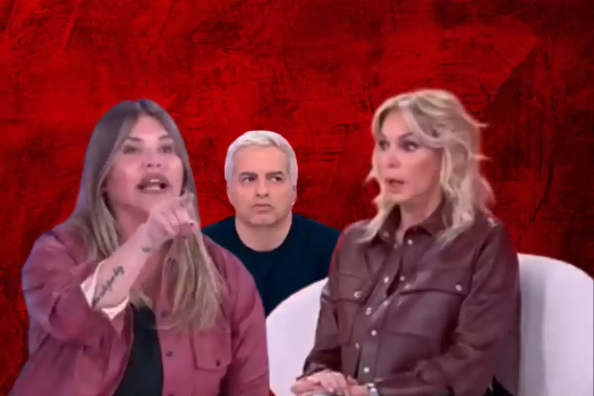 Tres personas discutiendo en un programa de televisión con fondo rojo, una mujer señala con el dedo mientras otra parece sorprendida y un hombre observa en el centro