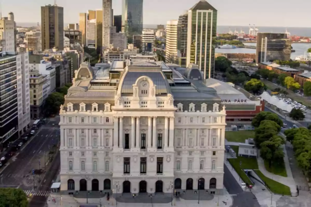 Vista aérea de un edificio histórico de arquitectura clásica en el centro de una ciudad moderna con rascacielos y áreas verdes alrededor Vista aérea de un edificio histórico de arquitectura clásica en el centro de una ciudad moderna con rascacielos y áreas verdes alrededor