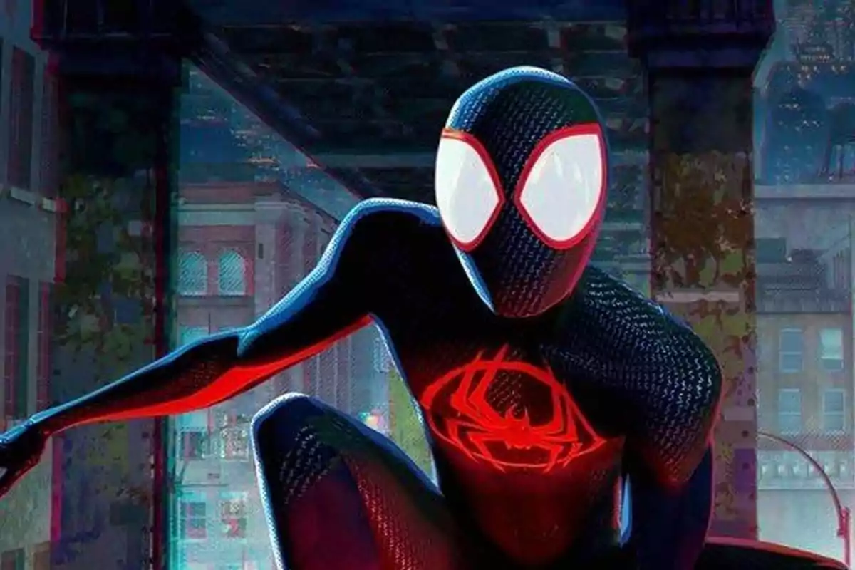 Superhéroe con traje negro y detalles rojos agachado en una ciudad iluminada por la noche Superhéroe con traje negro y detalles rojos agachado en una ciudad iluminada por la noche