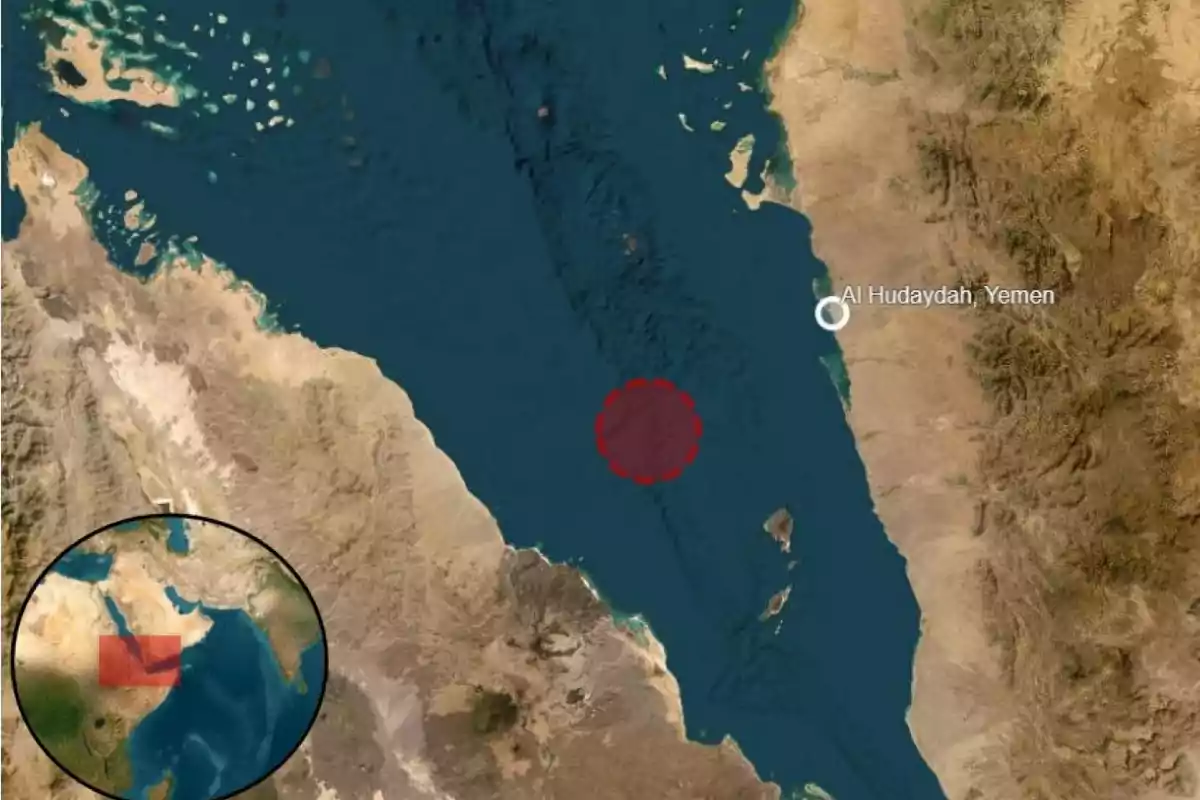 Mapa satelital del Mar Rojo con un círculo rojo marcado en el centro y la ubicación de Al Hudaydah en Yemen señalada Mapa satelital del Mar Rojo con un círculo rojo marcado en el centro y la ubicación de Al Hudaydah en Yemen señalada