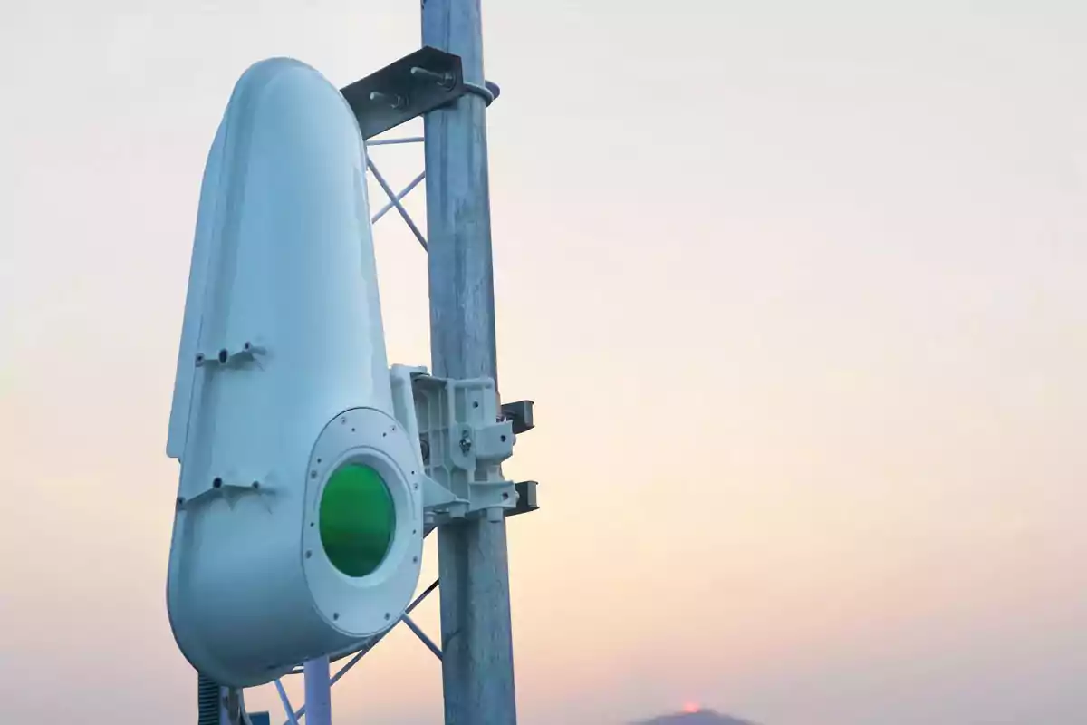 Dispositivo de telecomunicaciones montado en un poste al aire libre durante el atardecer Dispositivo de telecomunicaciones montado en un poste al aire libre durante el atardecer