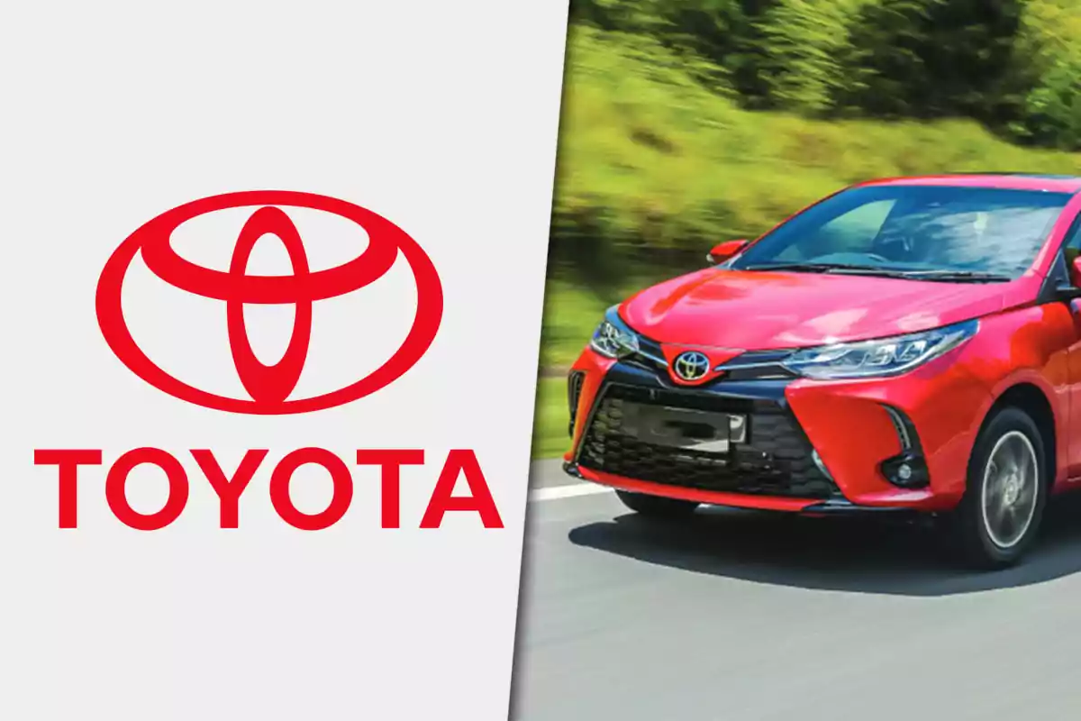 Logotipo de Toyota junto a un auto rojo de la marca circulando por una carretera