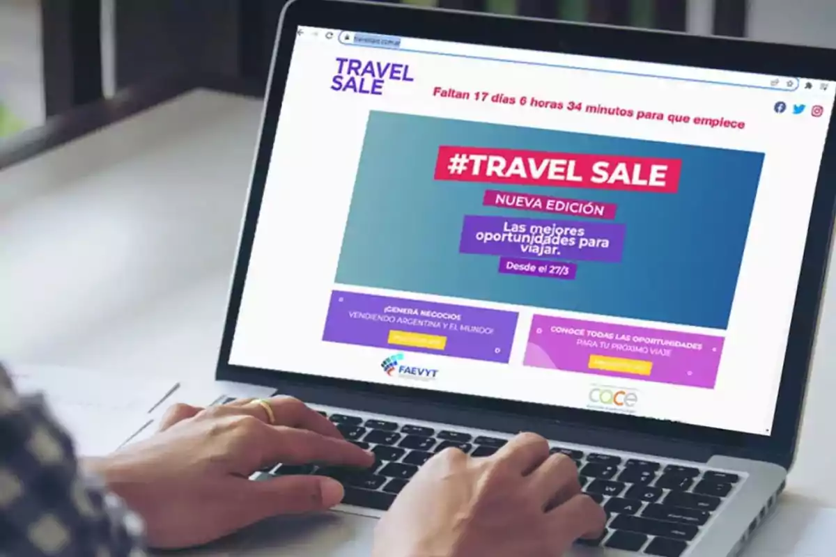 Persona usando una laptop que muestra una página web de ofertas de viajes llamada Travel Sale con un contador regresivo y promociones destacadas en la pantalla Persona usando una laptop que muestra una página web de ofertas de viajes llamada Travel Sale con un contador regresivo y promociones destacadas en la pantalla