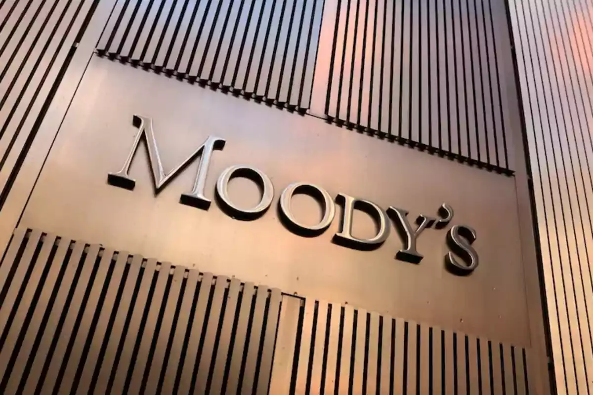 Fachada de un edificio con el logotipo de Moody's en letras grandes y metálicas