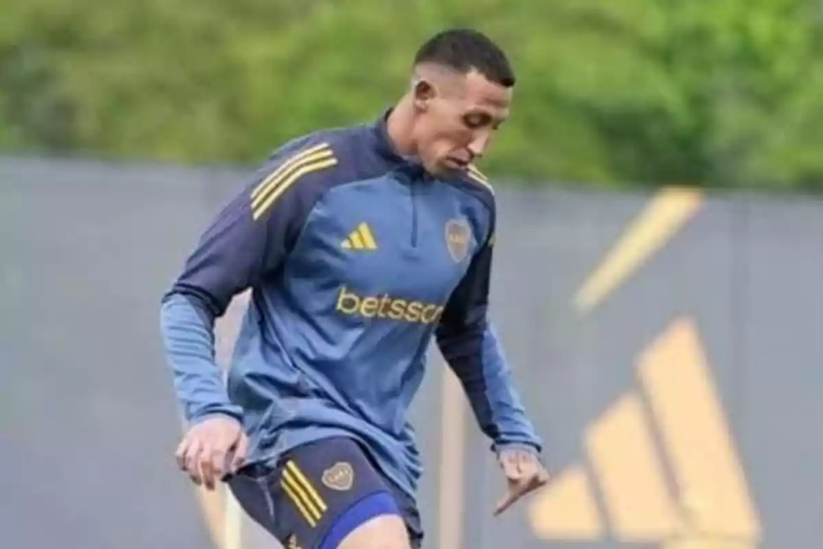 Futbolista entrenando con el uniforme de Boca Juniors en una cancha al aire libre Futbolista entrenando con el uniforme de Boca Juniors en una cancha al aire libre