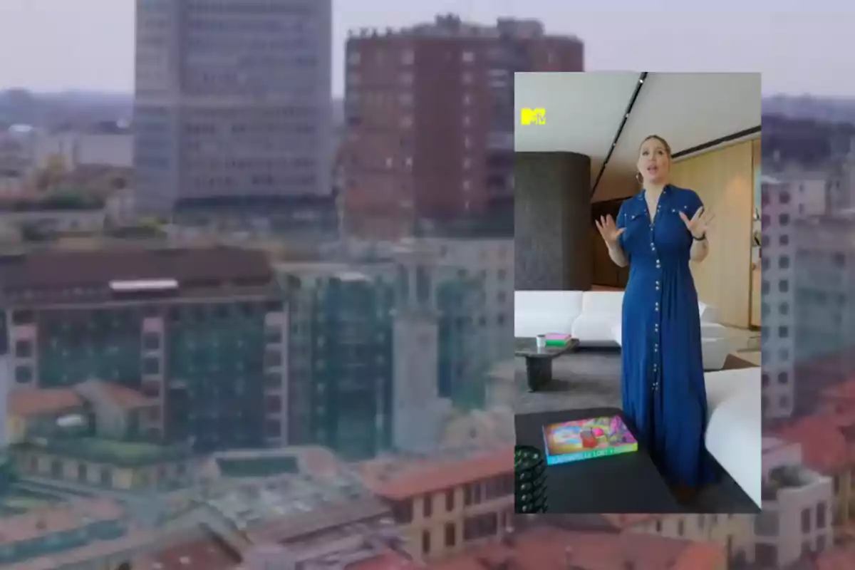 Una mujer con vestido azul está de pie en una sala moderna mientras al fondo se observa una ciudad con edificios altos.
