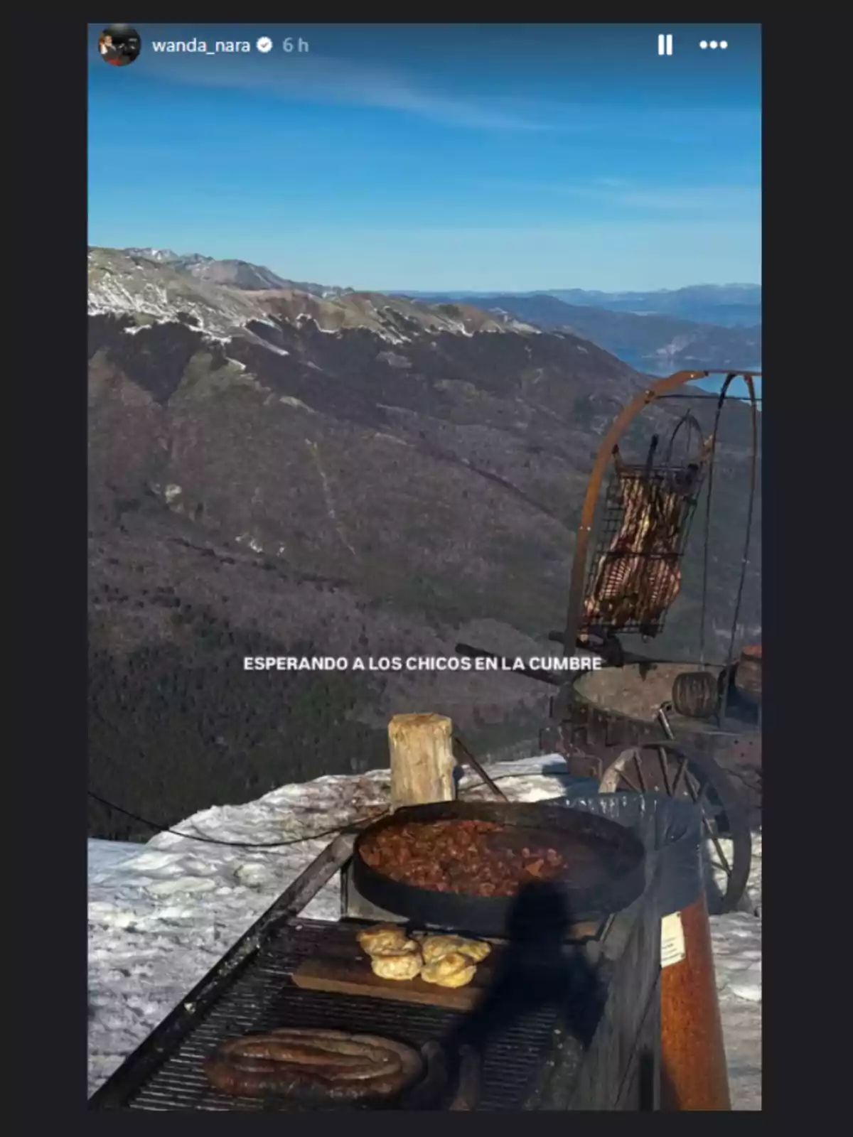 Parrilla con comida y sartén sobre una montaña nevada con vista panorámica de montañas al fondo Parrilla con comida y sartén sobre una montaña nevada con vista panorámica de montañas al fondo