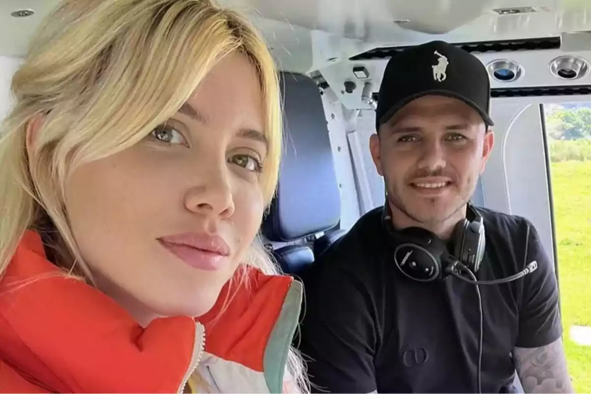 Pareja sentada dentro de un helicóptero sonriendo para una selfie Pareja sentada dentro de un helicóptero sonriendo para una selfie