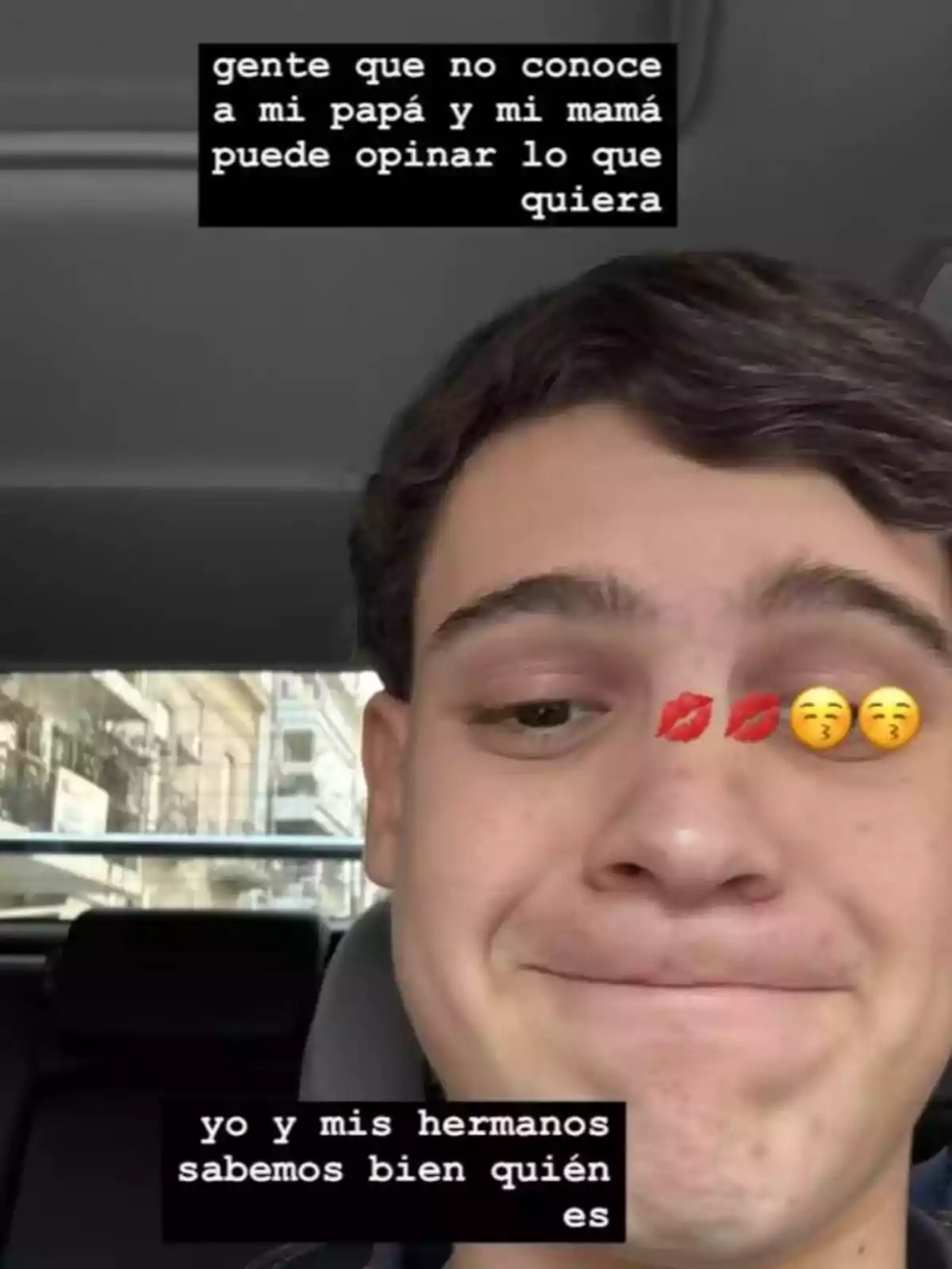 Selfie de un joven dentro de un auto con stickers de besos y emojis en la cara, acompañado de un texto que habla sobre la opinión de personas externas sobre sus padres y afirma que él y sus hermanos saben bien quién es su papá. Selfie de un joven dentro de un auto con stickers de besos y emojis en la cara, acompañado de un texto que habla sobre la opinión de personas externas sobre sus padres y afirma que él y sus hermanos saben bien quién es su papá.