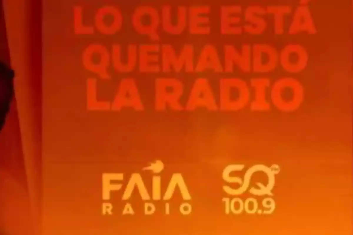 Imagen con fondo naranja y texto en letras grandes que dice lo que está quemando la radio junto a los logotipos de Faia Radio y SQ 100.9 Imagen con fondo naranja y texto en letras grandes que dice lo que está quemando la radio junto a los logotipos de Faia Radio y SQ 100.9