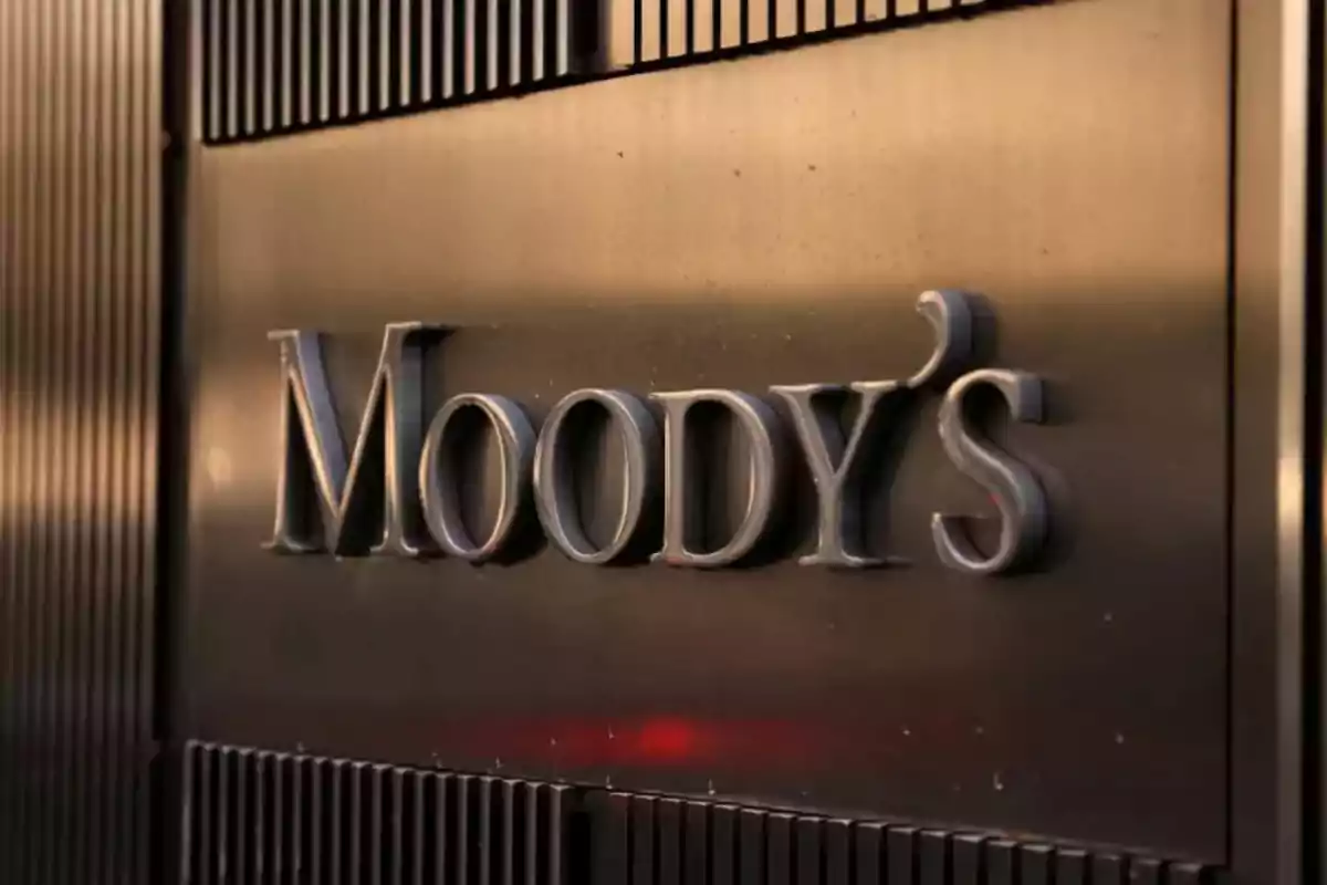 Logo de Moody's en una placa metálica en la entrada de un edificio Logo de Moody's en una placa metálica en la entrada de un edificio
