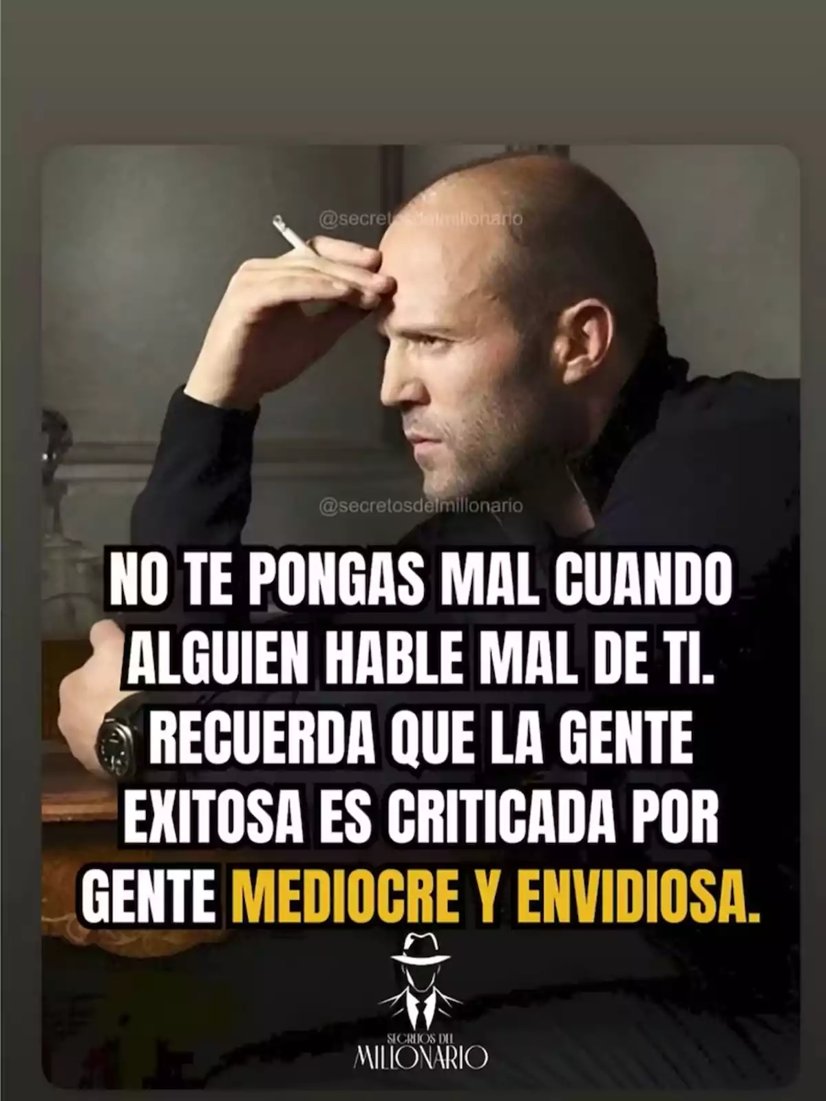 Hombre pensativo con cigarro en la mano y un mensaje motivacional que dice que la gente exitosa es criticada por personas mediocres y envidiosas Hombre pensativo con cigarro en la mano y un mensaje motivacional que dice que la gente exitosa es criticada por personas mediocres y envidiosas