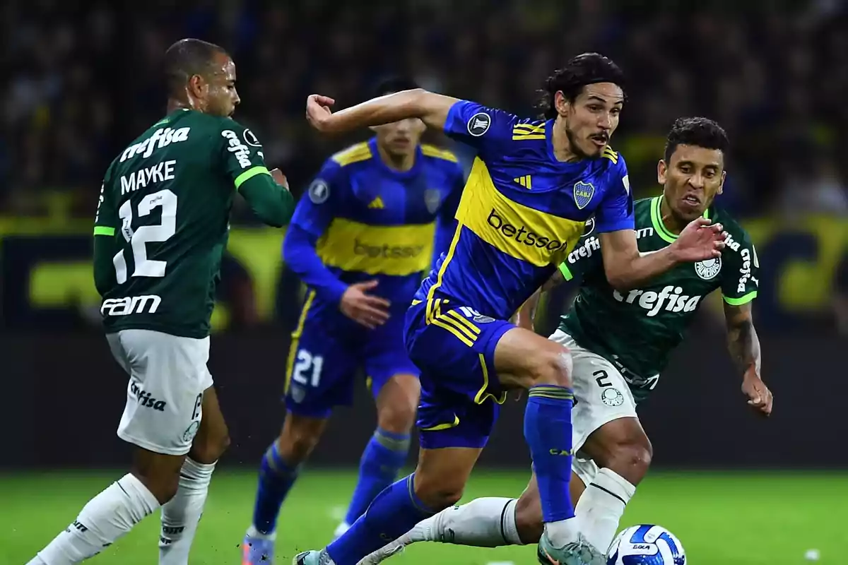 Futbolistas de Boca Juniors y Palmeiras disputan el balón durante un partido de la Copa Libertadores Futbolistas de Boca Juniors y Palmeiras disputan el balón durante un partido de la Copa Libertadores
