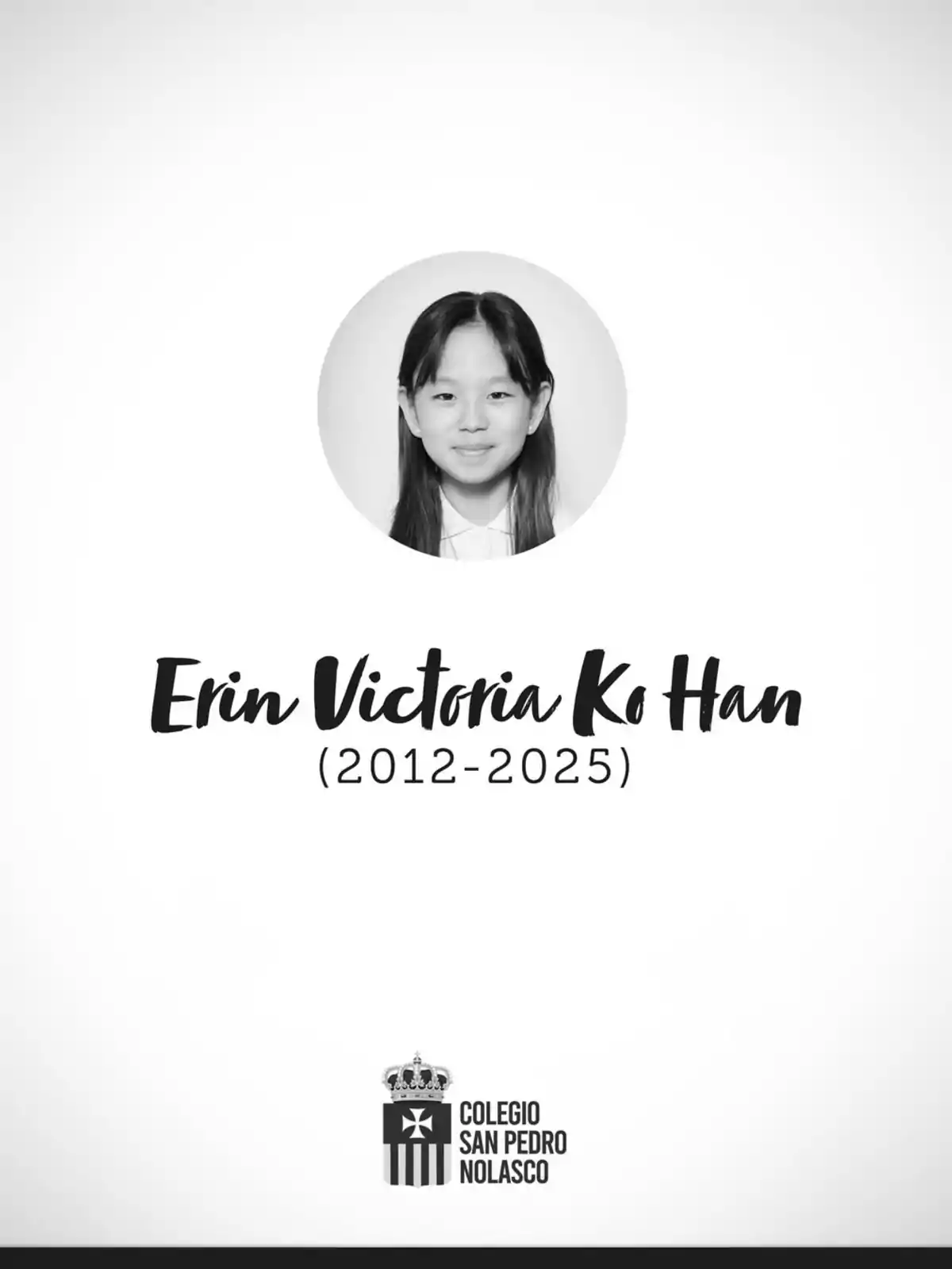 Fotografía en blanco y negro de una niña con el nombre Erin Victoria Ko Han, los años 2012-2025 y el logo del Colegio San Pedro Nolasco Fotografía en blanco y negro de una niña con el nombre Erin Victoria Ko Han, los años 2012-2025 y el logo del Colegio San Pedro Nolasco