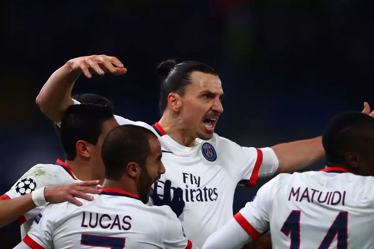 Futbolistas del PSG celebran un gol con expresiones de euforia y alegría durante un partido Futbolistas del PSG celebran un gol con expresiones de euforia y alegría durante un partido