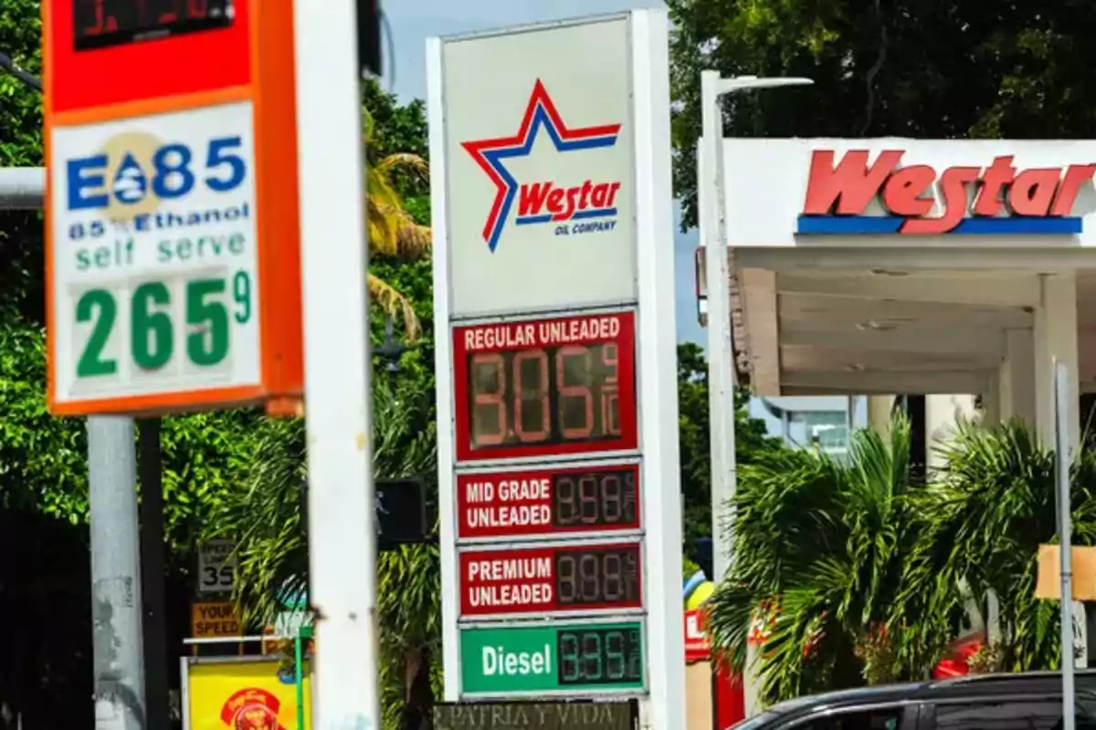 Estación de gasolina Westar con letrero de precios de combustibles y vegetación alrededor Estación de gasolina Westar con letrero de precios de combustibles y vegetación alrededor