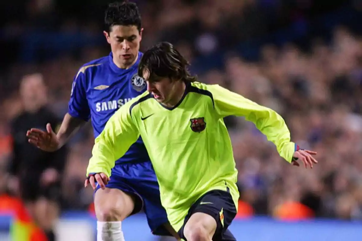 Dos futbolistas disputan el balón durante un partido entre Chelsea y Barcelona Dos futbolistas disputan el balón durante un partido entre Chelsea y Barcelona
