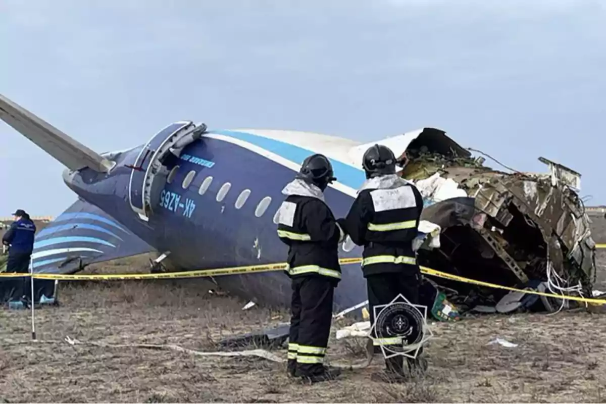 Bomberos inspeccionan los restos de un avión accidentado en un campo mientras una cinta amarilla delimita la zona Bomberos inspeccionan los restos de un avión accidentado en un campo mientras una cinta amarilla delimita la zona