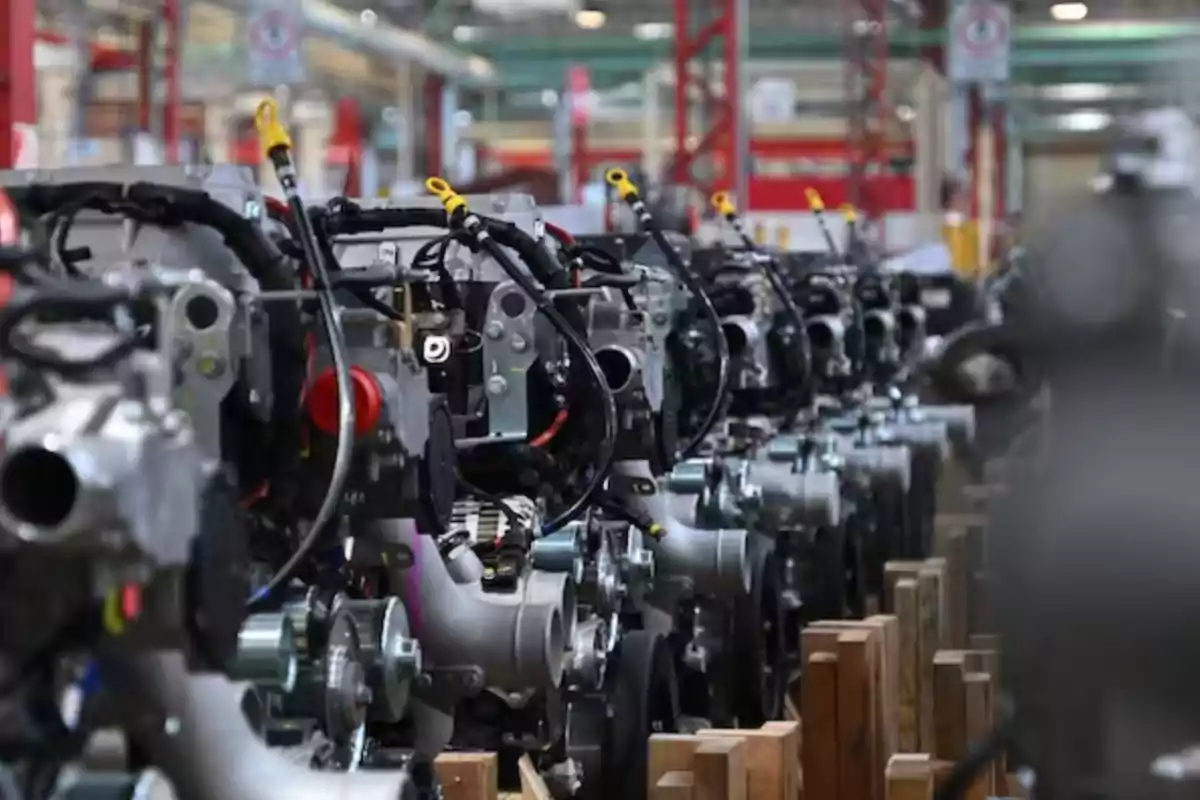 Motores alineados en una fábrica listos para su ensamblaje